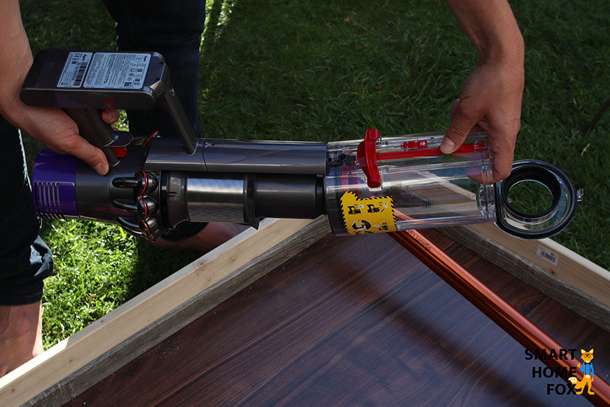 Abmontieren des Schmutzbehälters beim Dyson V10